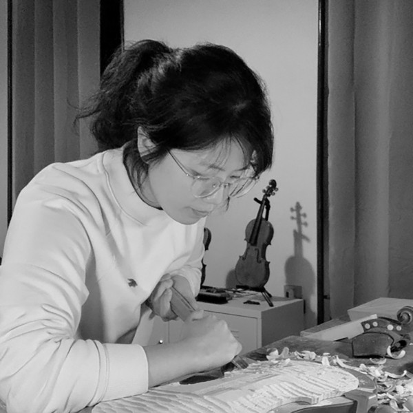 악기를 깎고 있는 강수경